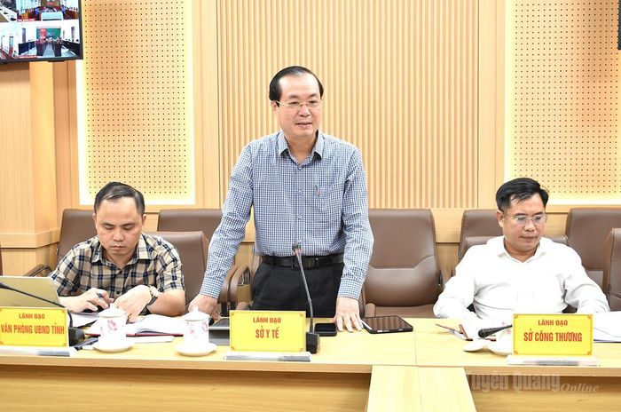 Lãnh đạo Sở Y tế phát biểu tại cuộc họp.