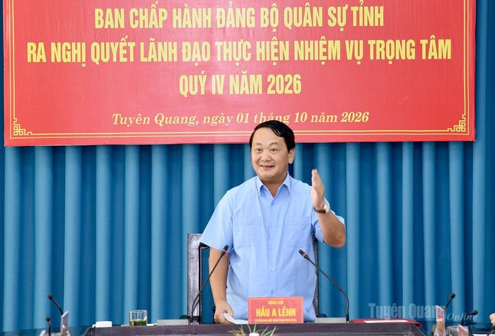 Đồng chí Hầu A Lềnh, Bí thư Tỉnh ủy, Bí thư Đảng ủy Quân sự tỉnh phát biểu chỉ đạo tại hội nghị.