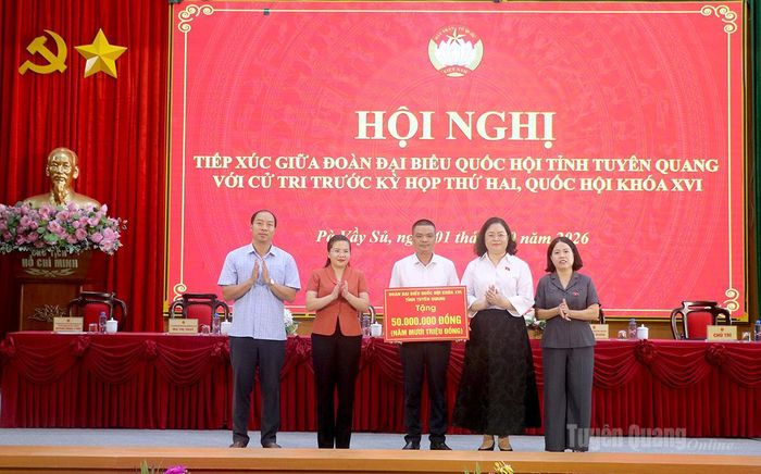 Đoàn ĐBQH khoá XVI tỉnh Tuyên Quang trao quà cho xã Pà Vầy Sủ.