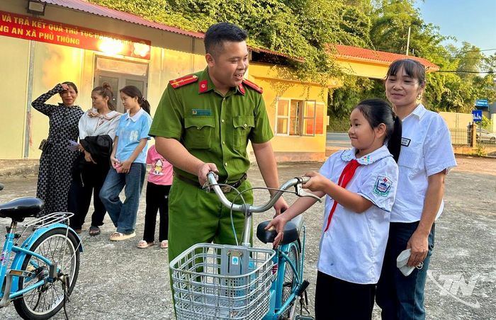 Niềm vui của học sinh nghèo khi có xe đạp tới trường.