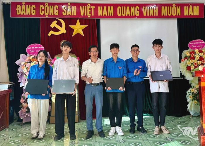 Đoàn Thanh niên xã Phủ Thông trao máy tính tặng học sinh khó khăn.