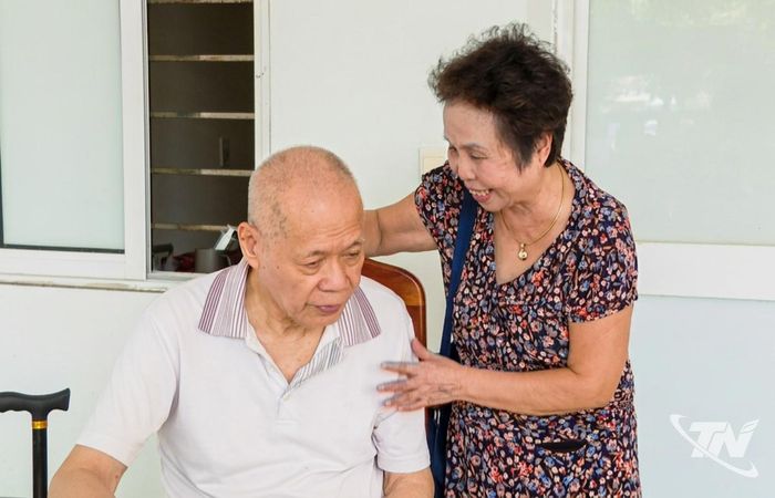 Bà Nguyễn Thị Nguyệt, Giám đốc Trung tâm Bảo trợ xã hội Hường Hà Nguyệt, trò chuyện và thăm hỏi người cao tuổi tại Trung tâm.
