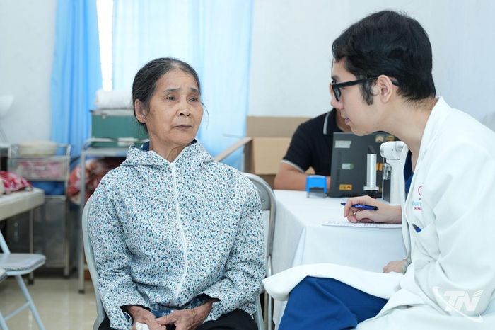 Bác sĩ Bệnh viện Mắt Đông Đô tư vấn chăm sóc mắt cho người cao tuổi.