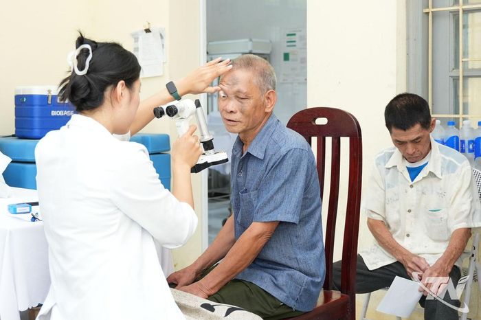 Người cao tuổi thôn Rã Bản được khám mắt miễn phí.