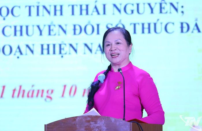 Đồng chí Đỗ Thị Thìn, Chủ tịch Hội Khuyến học tỉnh Thái Nguyên, ôn lại truyền thống và những thành tích nổi bật của Hội Khuyến học tỉnh.