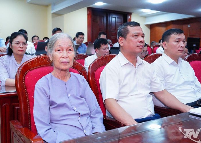 Các cử tri dự buổi tiếp xúc.
