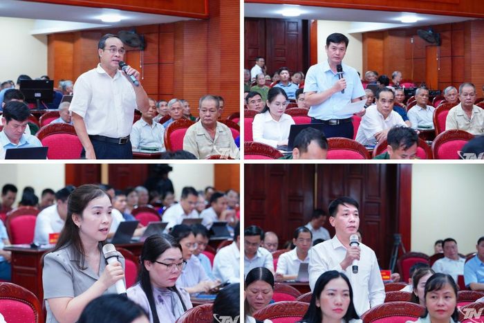 Các cử tri nêu ý kiến tại buổi tiếp xúc.