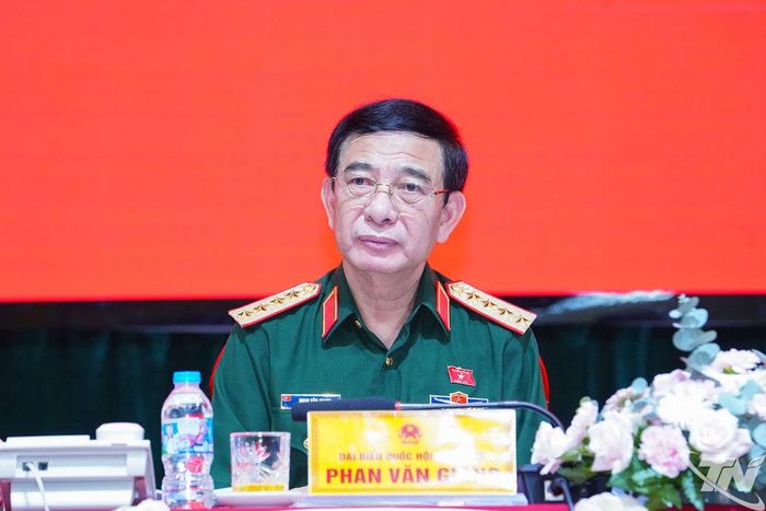 Đại tướng Phan Văn Giang tại buổi tiếp xúc cử tri các xã phía Bắc tỉnh Thái Nguyên.