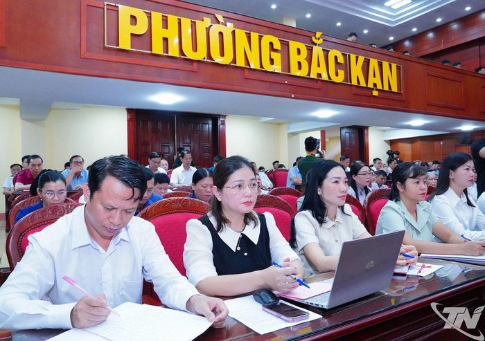 Cử tri các xã phía Bắc Thái Nguyên dự buổi tiếp xúc.