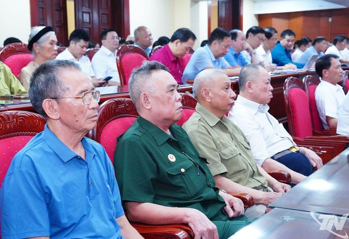 Cử tri các xã phía Bắc Thái Nguyên dự buổi tiếp xúc.