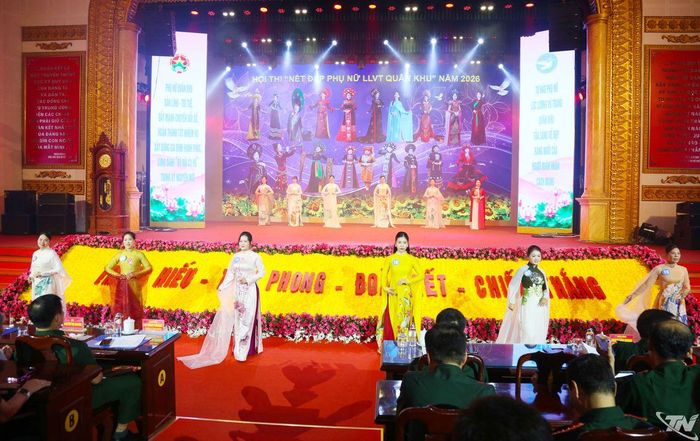 Phần thi trình diễn trang phục truyền thống rực rỡ sắc màu của các thí sinh.