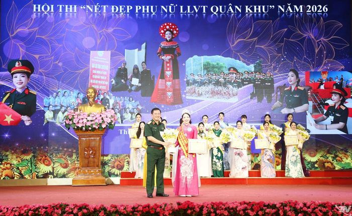 Trung tướng La Công Phương, Ủy viên Trung ương Đảng, Ủy viên Quân ủy Trung ương, Bí thư Đảng ủy, Chính ủy Quân khu 1 trao giải Đặc biệt cho thí sinh Dương Thị Cúc, Chủ tịch Hội Phụ nữ Văn phòng Bộ Tham mưu Quân khu.