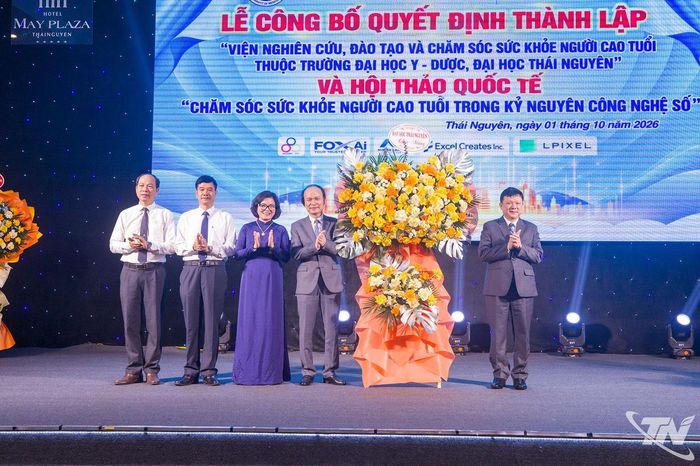 Lãnh đạo Đại học Thái Nguyên chúc mừng Viện Nghiên cứu, đào tạo và chăm sóc sức khỏe người cao tuổi.