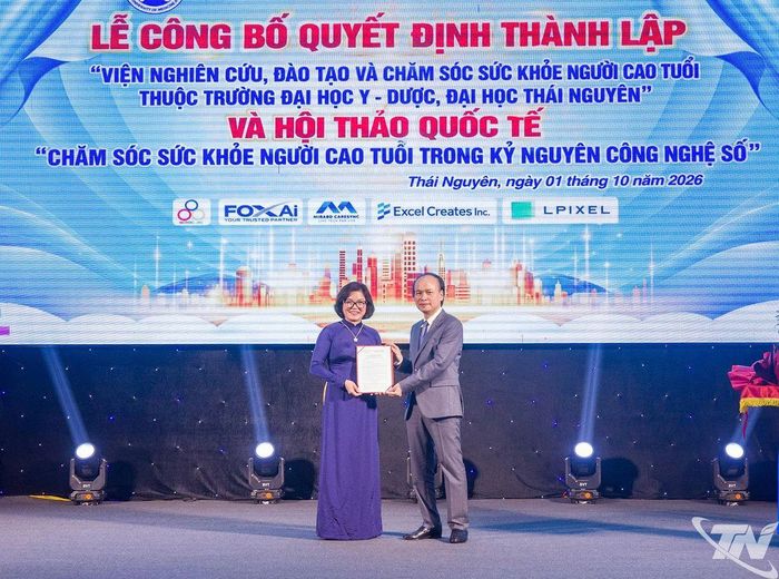 Hiệu trưởng Trường Đại học Y - Dược Thái Nguyên trao Quyết định thành lập Viện Nghiên cứu, đào tạo và chăm sóc sức khỏe người cao tuổi cho Viện trưởng.