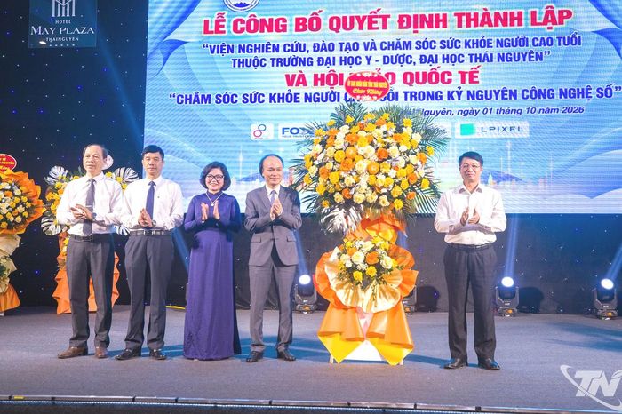 Đồng chí Phó Chủ tịch UBND tỉnh Nông Quang Nhất chúc mừng Viện Nghiên cứu, đào tạo và chăm sóc sức khỏe người cao tuổi.