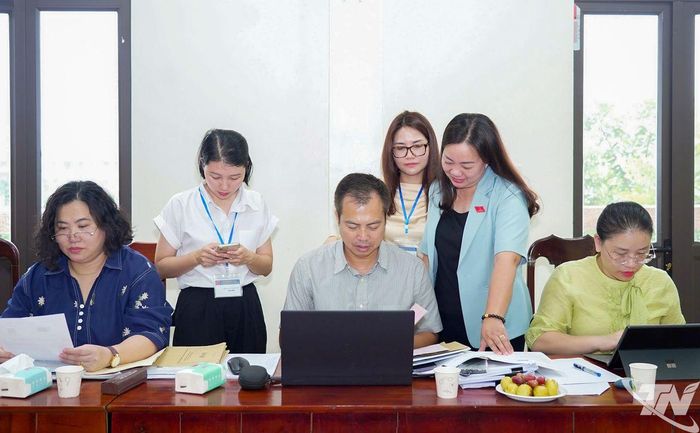 Đoàn tiến hành kiểm tra hồ sơ, dữ liệu.