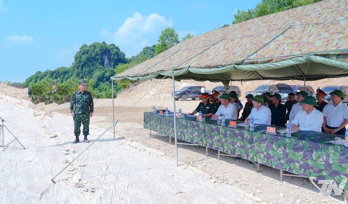 Đoàn công tác nghe báo cáo hoạt động chuẩn bị diễn tập tại khu vực thực binh.