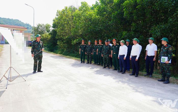 Đoàn công tác nghe báo cáo hoạt động chuẩn bị diễn tập.