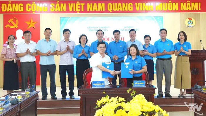 Liên đoàn Lao động tỉnh ký kết phối hợp công tác với Sở Nội vụ.