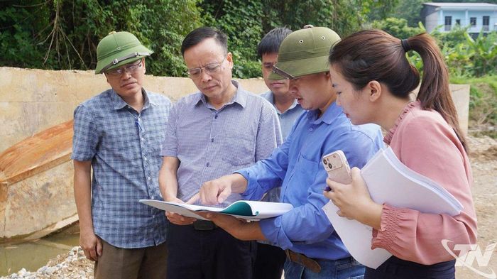 Đoàn khảo sát tại công trình kè Nà Lưa, Nà Điểm, thôn Đồng Tiến, xã Nam Cường.
