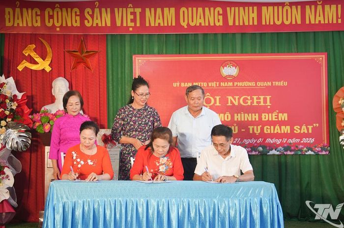 Đại diện các hộ dân ký cam kết tham gia thực hiện mô hình.