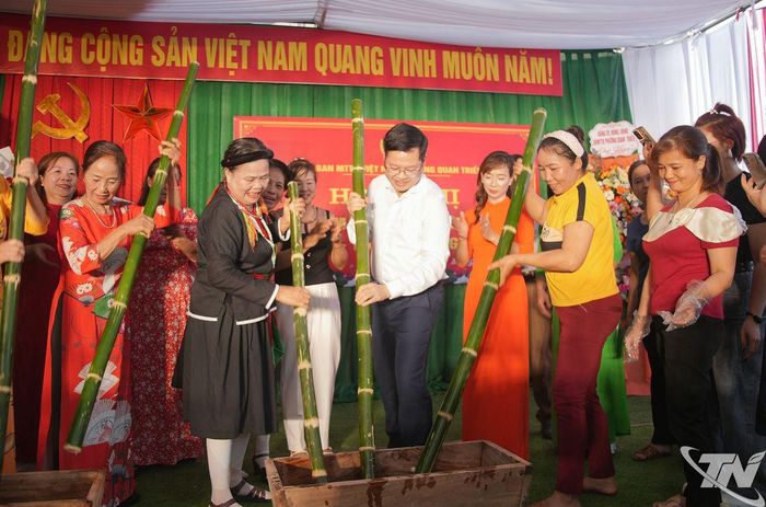 Đồng chí Chủ tịch Ủy ban MTTQ tỉnh tham gia hoạt động giã bánh dày cùng người dân.