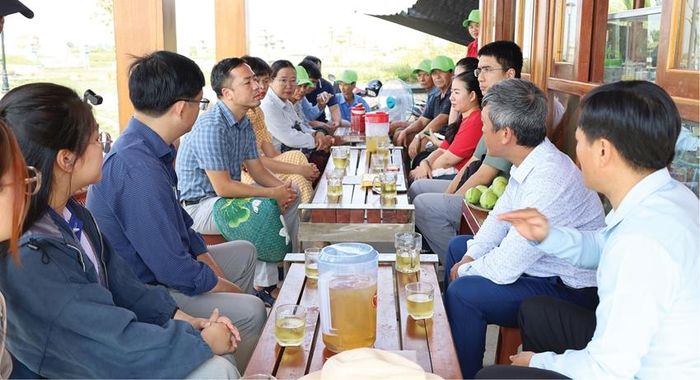 Hội Du lịch cộng đồng thành phố cùng các doanh nghiệp tư vấn định hướng phát triển du lịch cộng đồng ở phường Hóa Châu.
