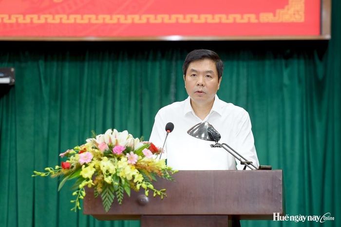  Đồng chí Trịnh Mạnh Linh trình bày Tờ trình của Ban Thường vụ Thành ủy về việc điều chỉnh nội dung Chương trình công tác năm 2026 của Ban Chấp hành, nội dung Hội nghị Thành ủy lần thứ bảy và xin ý kiến nội dung, chương trình hội nghị.  