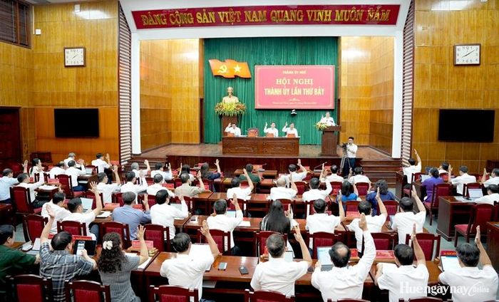  Các đại biểu biểu quyết thông qua chương trình của hội nghị.