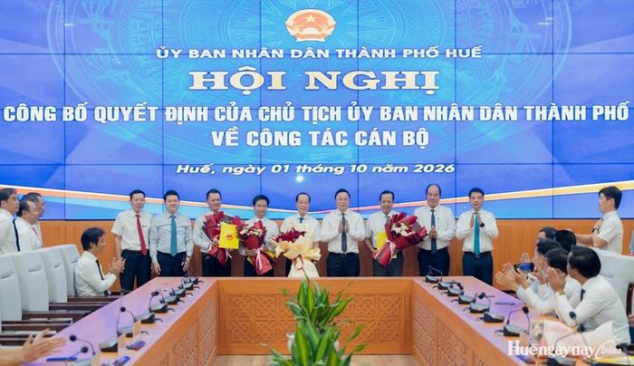 Lãnh đạo thành phố trao quyết định, tặng hoa chúc mừng các cán bộ vừa được điều động, bổ nhiệm.
