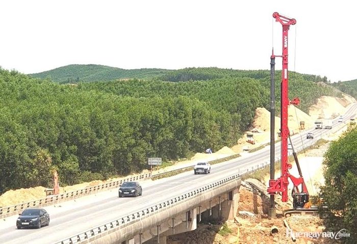 Dự án đầu tư xây dựng mở rộng đường bộ cao tốc Bắc - Nam đoạn Cam Lộ - La Sơn đang triển khai thi công.