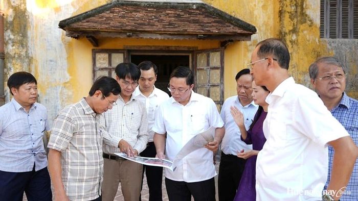 Phó Bí thư Thành ủy, Chủ tịch UBND thành phố Lê Trí Thanh khảo sát cung An Định. 