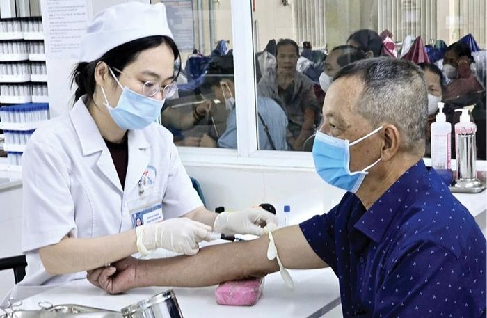 Lấy máu xét nghiệm để kiểm tra sức khỏe cho người dân ở Trung tâm Y tế Thuận Hóa.