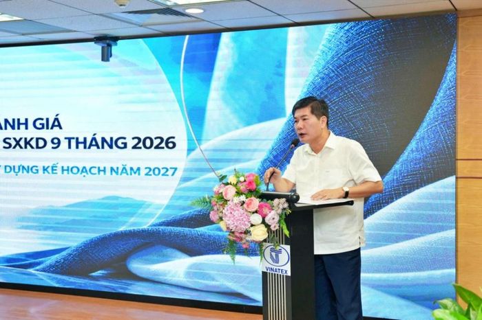 Tổng Giám đốc Tập đoàn Dệt May Việt Nam Cao Hữu Hiếu trình bày kết quả SXKD trong 9 tháng năm 2026 của Vinatex.