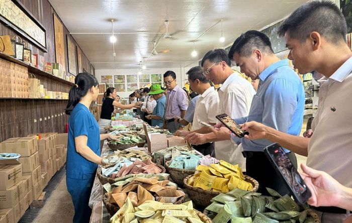Sản phẩm của Hợp tác xã Sinh Dược Ninh Bình được khách hàng quan tâm. (Ảnh:Chung Thắng)