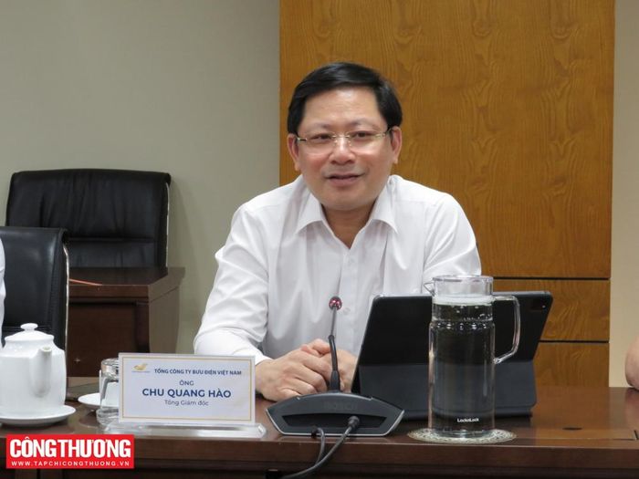 Ông Chu Quang Hào, Tổng giám đốc Vietnam Post thông tin với Đoàn công tác về tình hình hoạt động chung và định hướng phát triển của Tổng công ty.