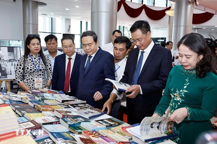 Chủ tịch Quốc hội Trần Thanh Mẫn, Phó Chủ tịch nước Võ Thị Ánh Xuân và đại biểu xem trưng bày sách tài nguyên thông tin về cụ Huỳnh Thúc Kháng tại Lễ kỷ niệm. Ảnh: TTXVN