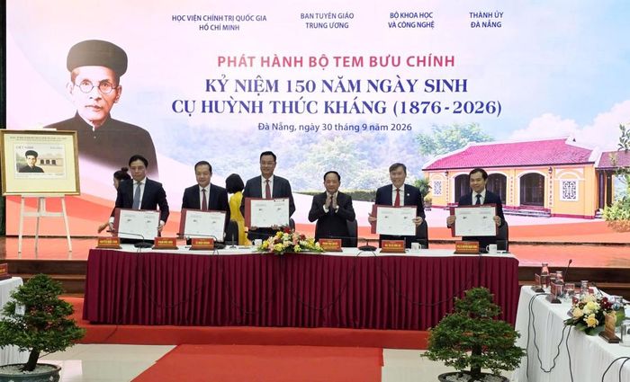 Lễ công bố phát hành bộ tem bưu chính "Kỷ niệm 150 năm Ngày sinh cụ Huỳnh Thúc Kháng (1876-2026)" - Ảnh: chinhphu.vn