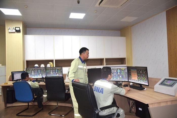 Anh Phạm Ngọc Thanh, Trưởng ca Phân xưởng Nhiệt điện, Công ty Nhôm Đắk Nông - TKV thường xuyên hướng dẫn, nhắc nhở đồng nghiệp trong quá trình vận hành thiết bị.