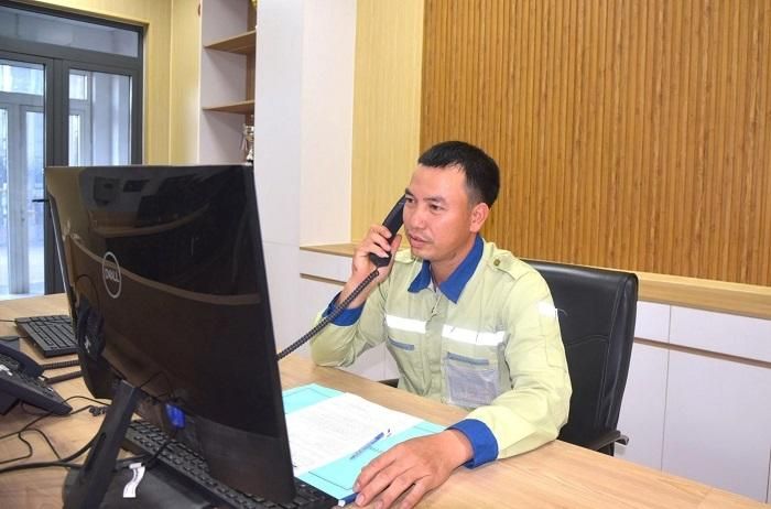 Anh Phạm Ngọc Thanh, Trưởng ca Phân xưởng Nhiệt điện, Công ty Nhôm Đắk Nông - TKV trong giờ trực ca sản xuất.