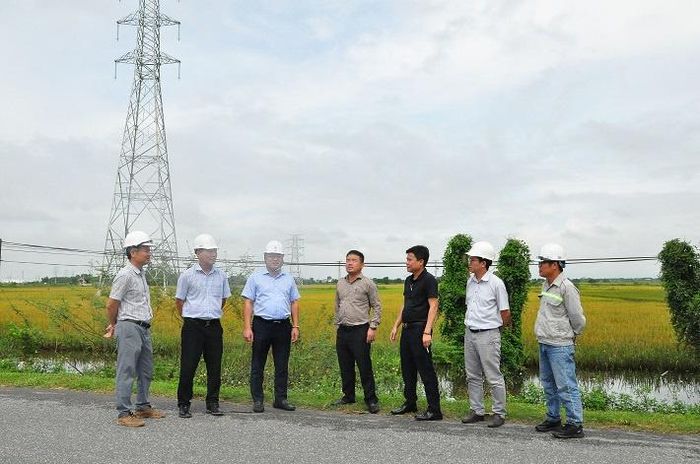 Đoàn công tác kiểm tra thực địa dọc tuyến đường dây 220kV Thanh Hóa - Sầm Sơn