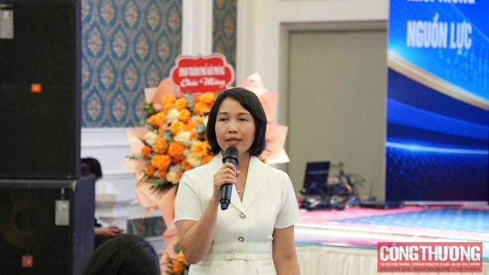  Bà Đinh Thị Huyền Linh - Trưởng phòng Khuyến công, Cục Công nghiệp phát biểu, giải đáp thắc mắc về định mức kinh tế - kỹ thuật trong hoạt động khuyến công tại Hội nghị. 