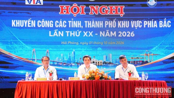 Ông Trần Việt Hòa - Cục trưởng Cục Công nghiệp; ông Nguyễn Văn Thịnh - Phó Cục trưởng Cục Công nghiệp; ông Nguyễn Hoàng Long - Giám đốc Sở Công Thương thành phố Hải Phòng chủ trì Hội nghị.