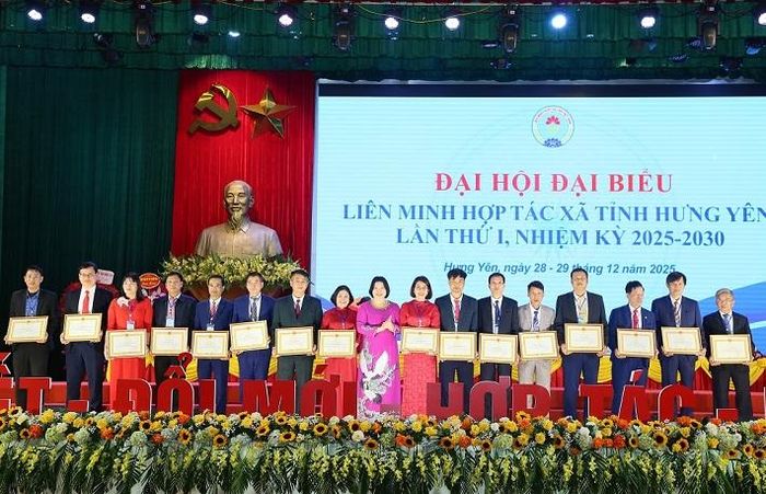 Đồng chí Cao Xuân Thu Vân, Chủ tịch Liên minh HTX Việt Nam tặng Bằng khen của Liên minh HTX Việt Nam cho các tập thể, cá nhân có thành tích tốt
