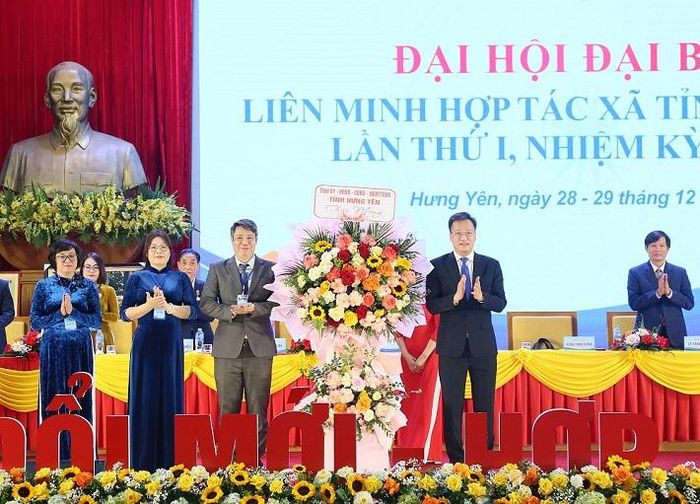 Đồng chí Nguyễn Hữu Nghĩa, Ủy viên Ban Chấp hành Trung ương Đảng, Bí thư Tỉnh ủy tặng hoa chúc mừng Đại hội