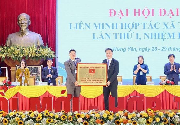 Đồng chí Nguyễn Hữu Nghĩa, Ủy viên Ban Chấp hành Trung ương Đảng, Bí thư Tỉnh ủy tặng Bảng vàng của Ban Chấp hành Đảng bộ tỉnh cho Liên minh HTX tỉnh