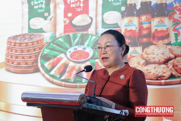 Bà Khamphao Ernthavong - Đại sứ đặc mệnh toàn quyền nước Cộng hòa Dân chủ Nhân dân Lào tại Việt Nam cho biết, Tuần lễ sản phẩm Lào - Việt Nam lần này không chỉ đơn thuần là dịp để các doanh nghiệp hai nước trưng bày và giới thiệu sản phẩm, mà còn là một diễn đàn để các nhà sản xuất gặp gỡ, giao lưu
