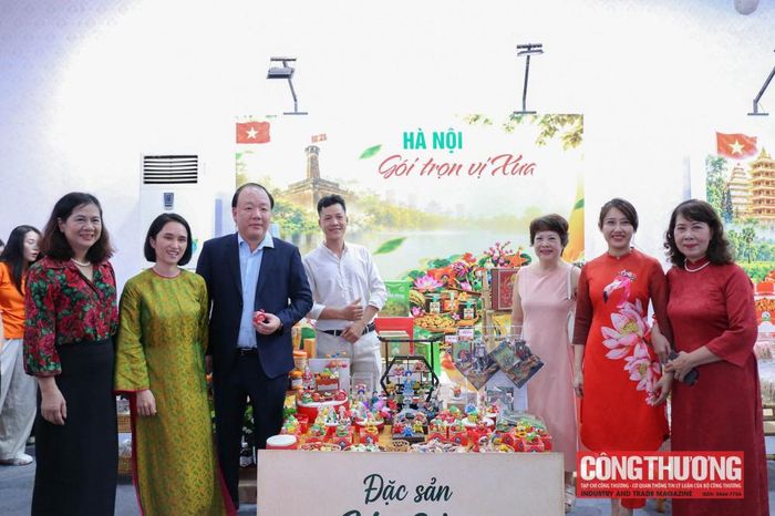 Đa dạng các sản phẩm đặc trưng của Lào và Việt Nam quy tụ tại Tuần lễ sản phẩm Việt - Lào tại Hà Nội