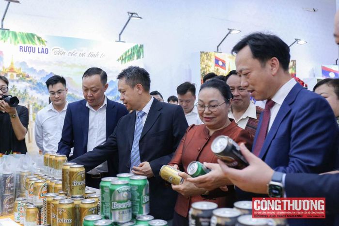 Các đại biểu tham quan gian hàng tại Tuần lễ sản phẩm Việt - Lào tại Hà Nội