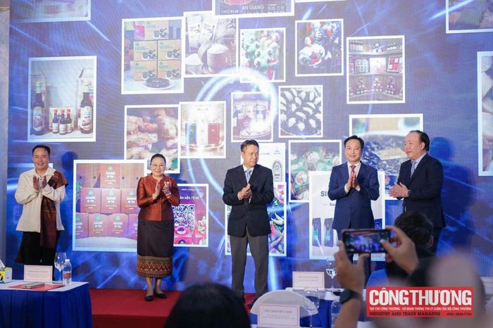 Các đại biểu thực hiện nghi thức khai mạc “Tuần lễ sản phẩm Việt - Lào tại Hà Nội”